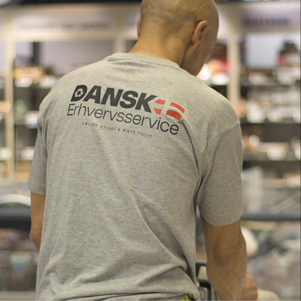 Dansk Erhvervsservice logo på T-shirt.