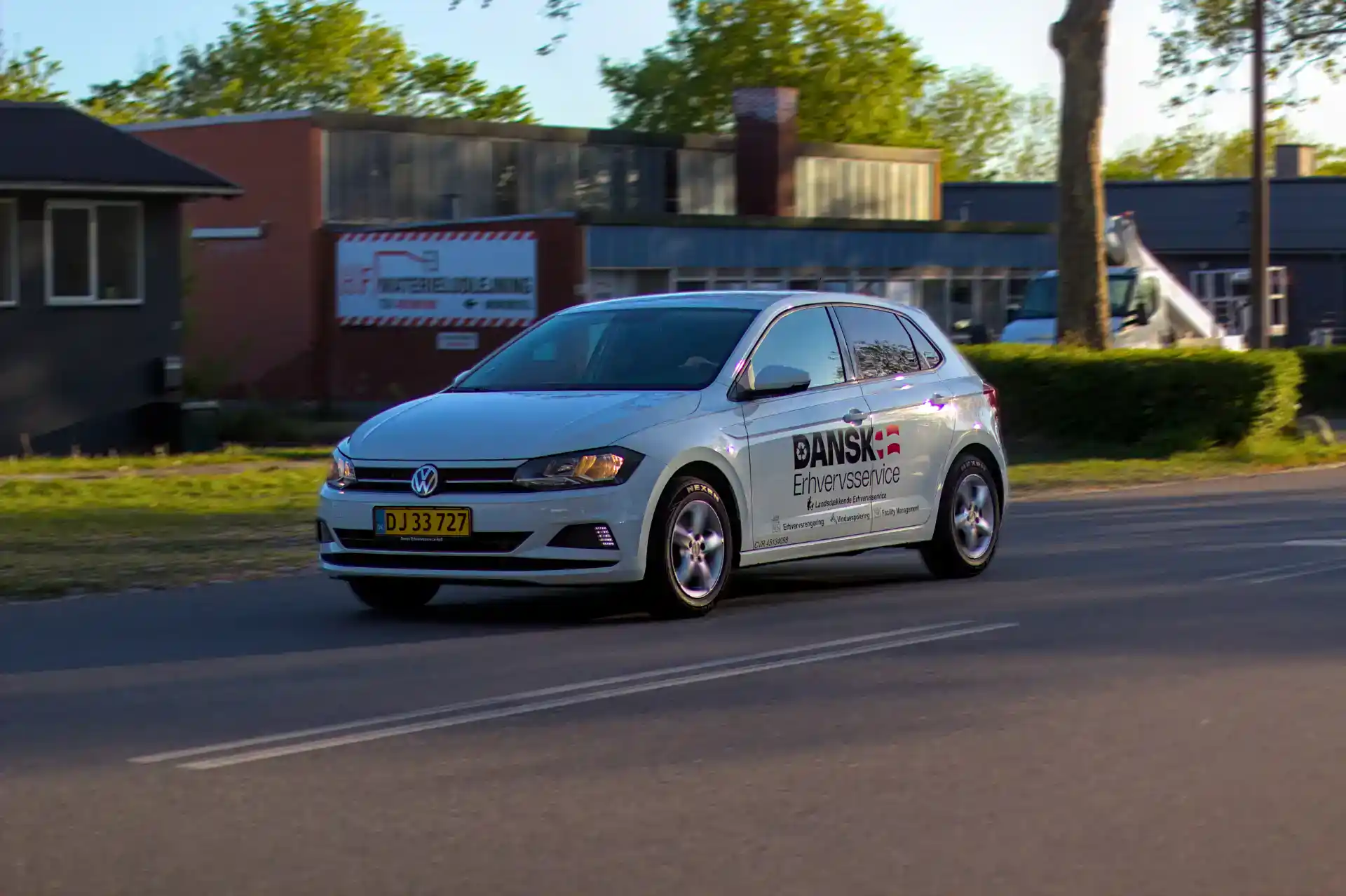Dansk Erhvervsservice Volkswagen på vej på gaden.