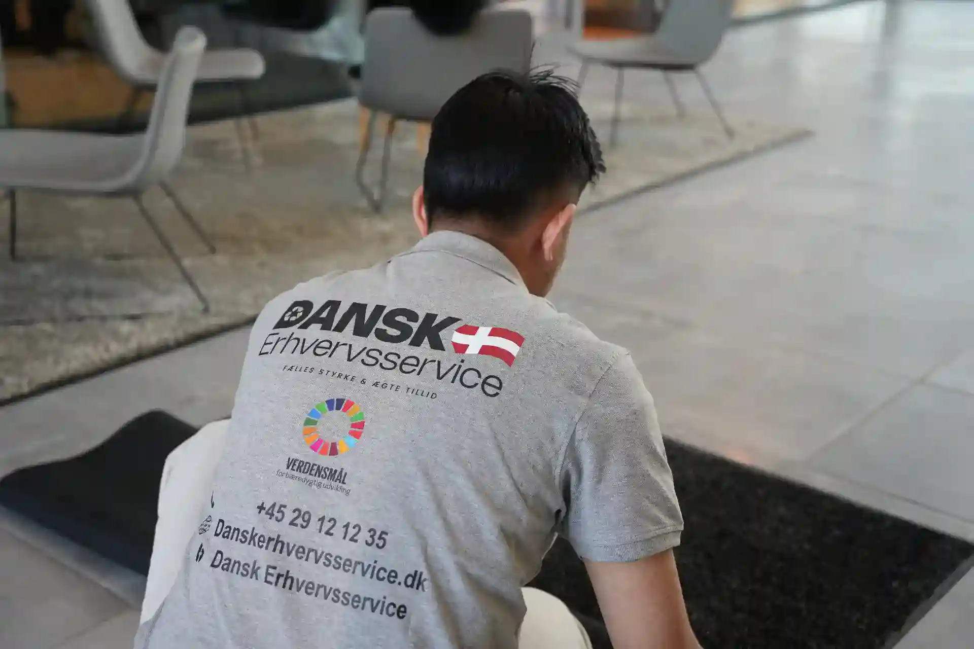 Medarbejder fra Dansk Erhvervsservice i et mødelokale.