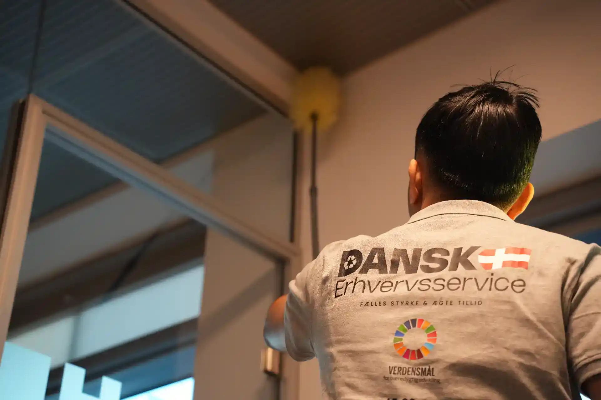 Dansk Erhvervsservice logo på ryggen, fokus på erhvervsstøtte og forretningsudvikling.