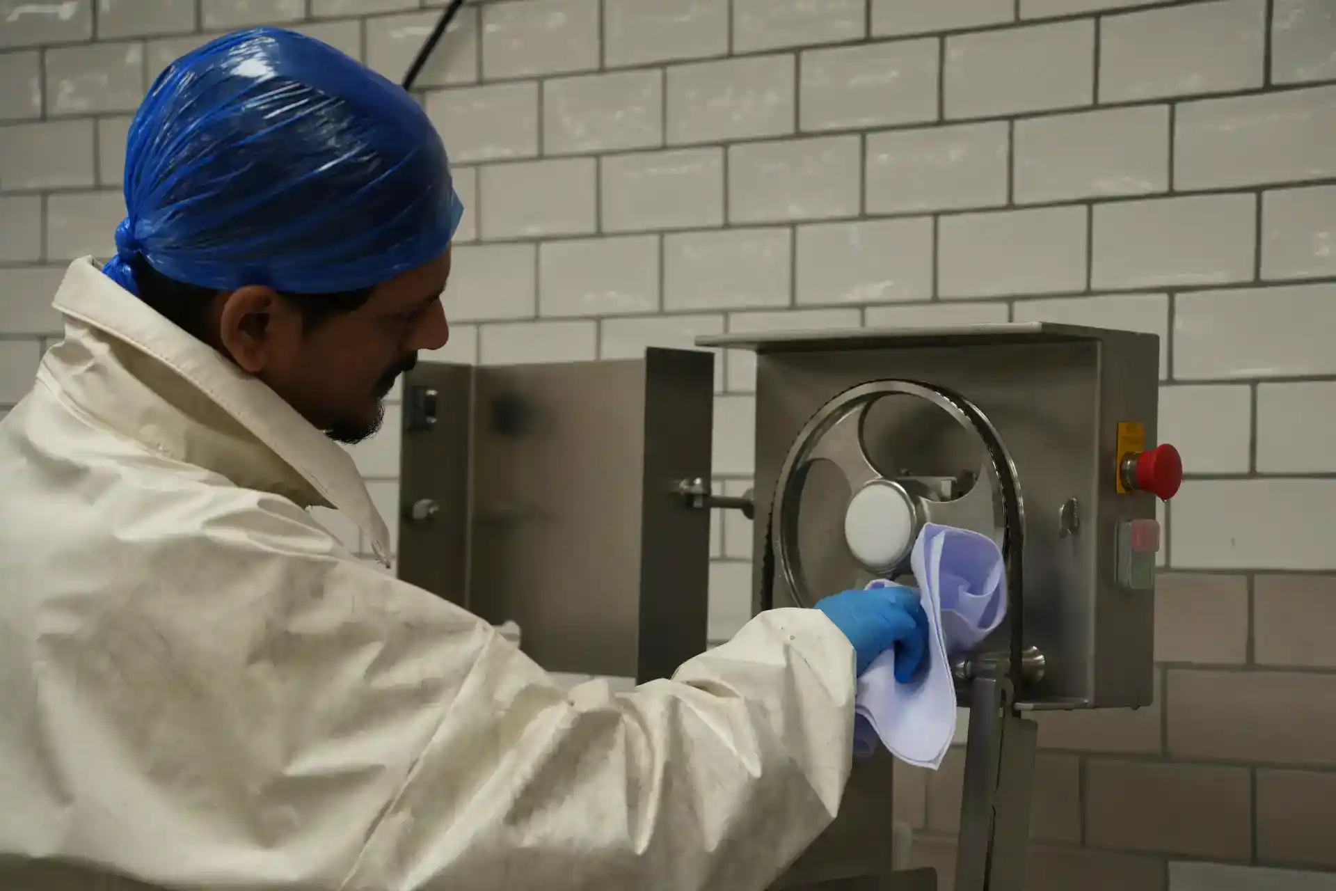 Rengøring af industriel maskine med professionelt udstyr.