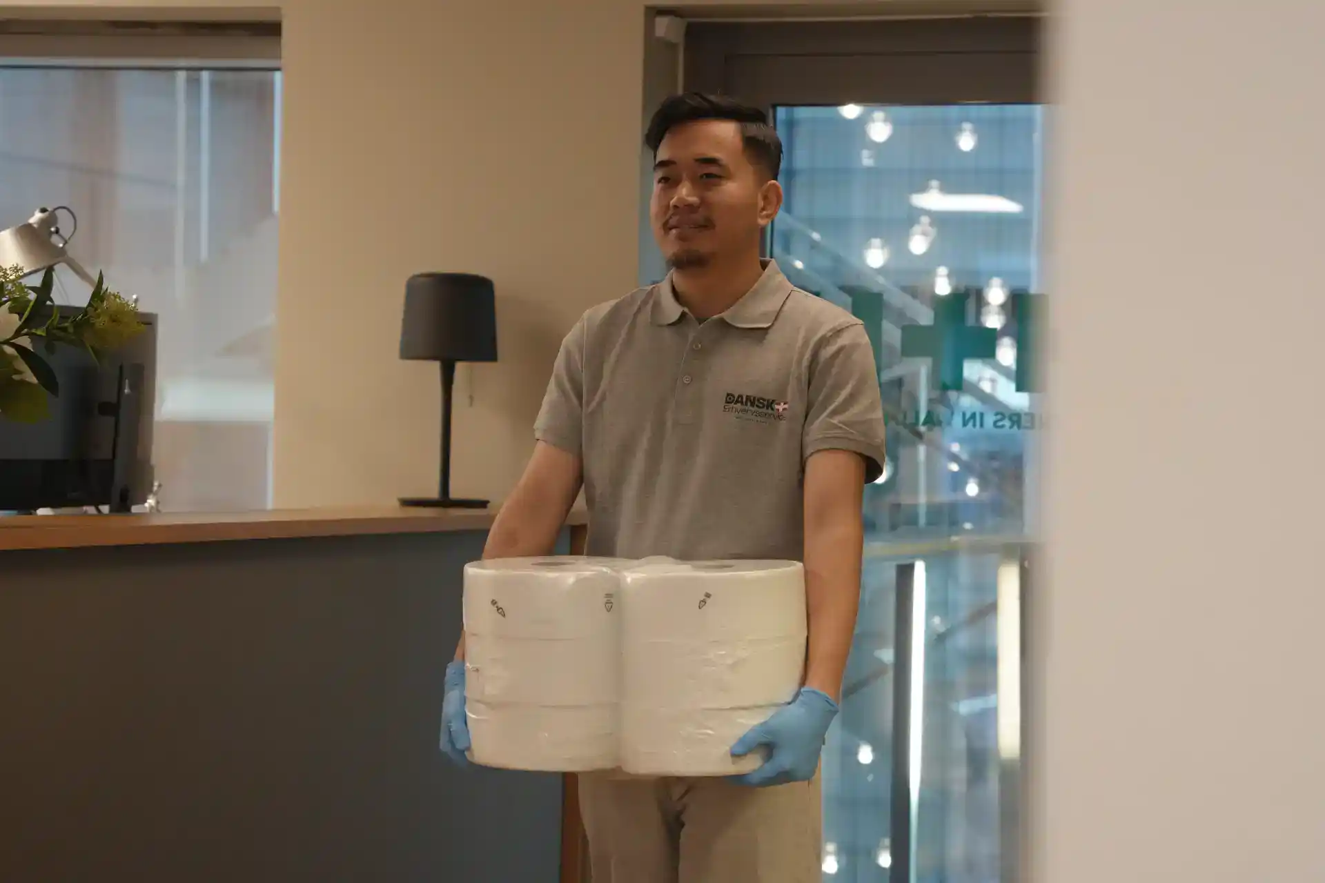 Mand i uniform med pakker klar til levering hos Dansk Erhvervsservice ApS.
