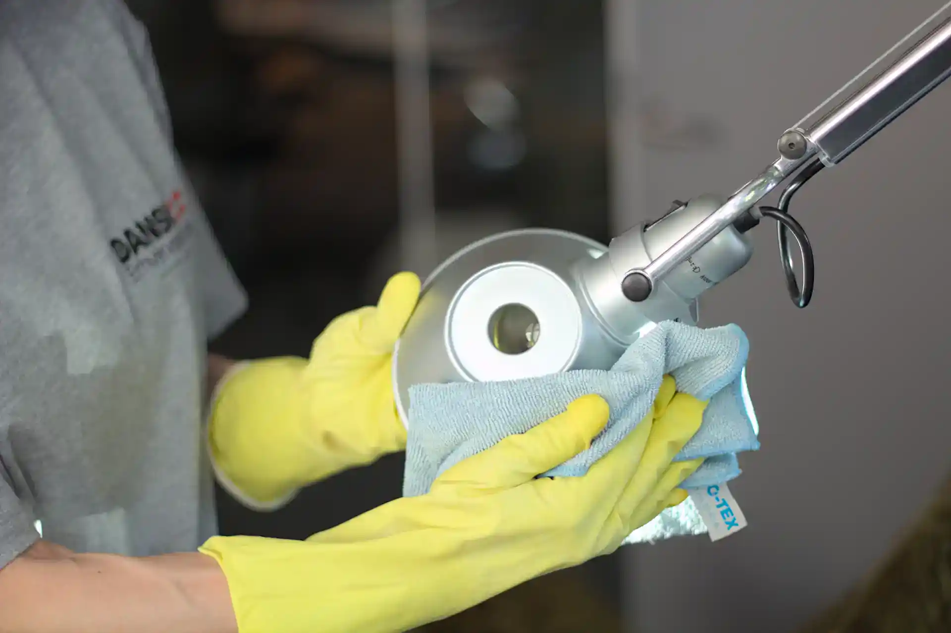 Rengøring af maskinedel med klud og spray.