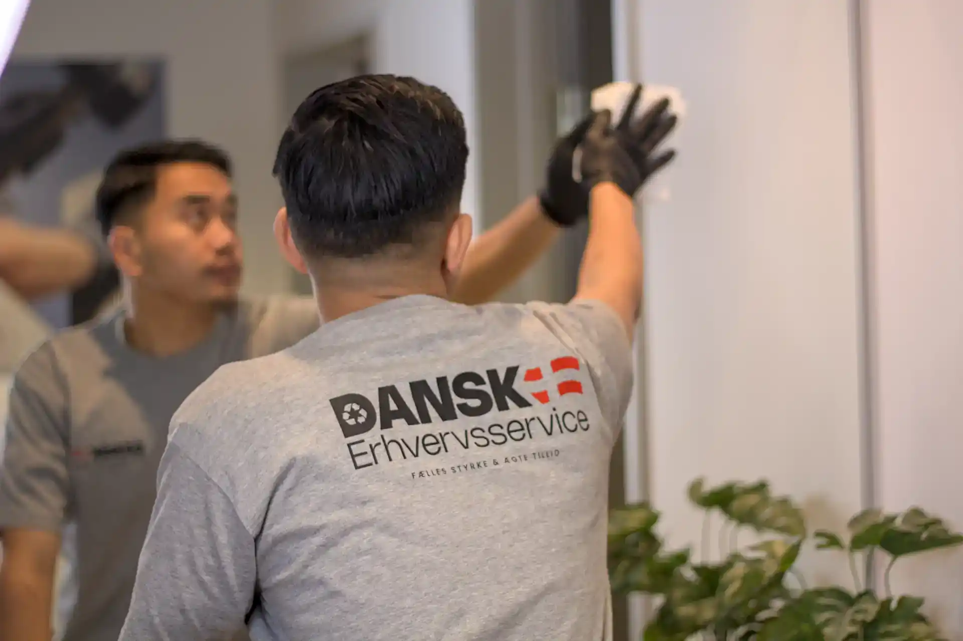 To mænd i erhvervsservice træner sammen, en af dem har Dansk Erhvervsservice logo på ryggen.
