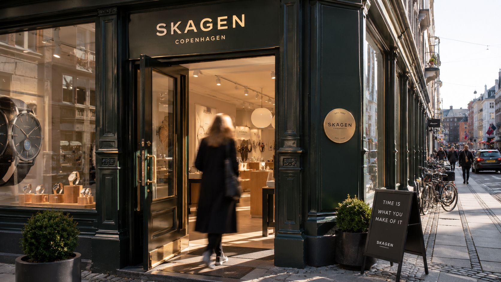 Indgangen til en elegant Skagen butik i København med en kunde på vej ind i forretningen.
