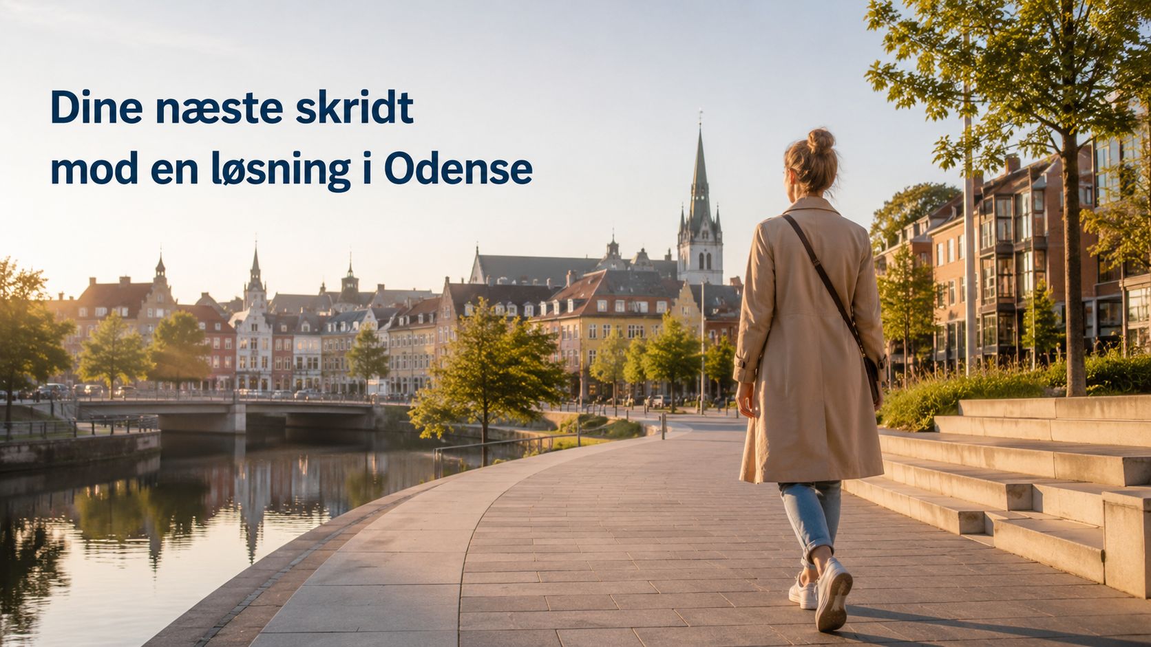 En person går langs en kanal i Odense med historiske bygninger i baggrunden i det varme lys.
