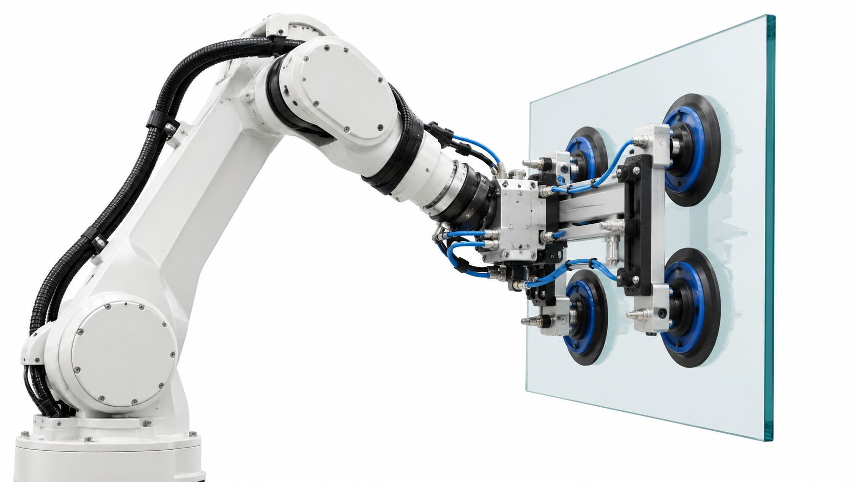 En industrirobot med sugekopper løfter forsigtigt en stor glasplade i en ren og kontrolleret produktionsopsætning.